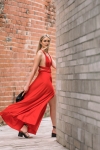 moteris su ilga, raudonos spalvos, progine suknele