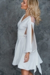 moteris su balta silkine suknele puosta perliukais nugaroje