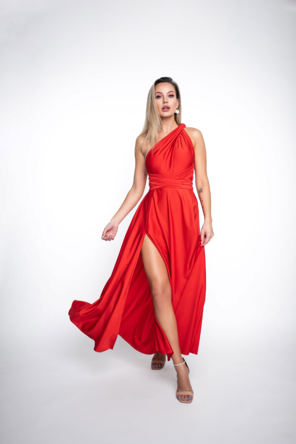 Ilga, raudonos spalvos moteriska suknele su skeltuku priekyje